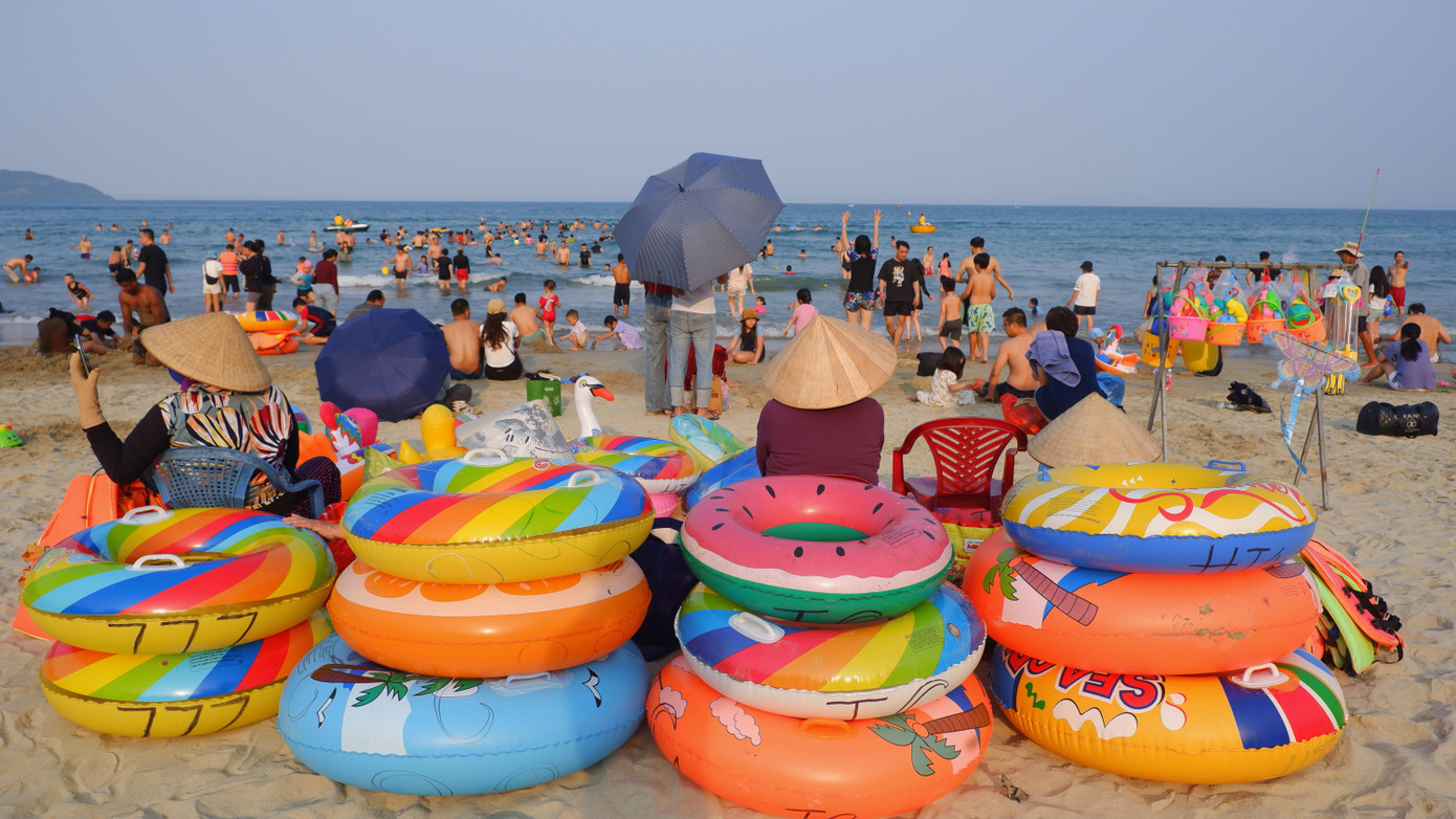 Dịch vụ cho thuê phao trên các bãi tắm thu hút khách. Bà Lê Thị Hoa (62 tuổi, trú Sơn Trà) cho biết: Du khách đông trong ngày cuối kỳ nghỉ giỗ Tổ nên chị em có thêm thu nhập so với ngày thường. "Mấy ngày trời lạnh, biển vắng nên chị em nghỉ bán. Thời tiết thuận lợi mọi người ai cũng phấn khởi vì được tắm biển thoải mái, chị em tôi có đồng ra đồng vào", bà Hoa nói. Dịch vụ cho thuê phao trên các bãi tắm thu hút khách. Bà Lê Thị Hoa (62 tuổi, trú Sơn Trà) cho biết: Du khách đông trong ngày cuối kỳ nghỉ giỗ Tổ nên chị em có thêm thu nhập so với ngày thường. "Mấy ngày trời lạnh, biển vắng nên chị em nghỉ bán. Thời tiết thuận lợi mọi người ai cũng phấn khởi vì được tắm biển thoải mái, chị em tôi có đồng ra đồng vào", bà Hoa nói.