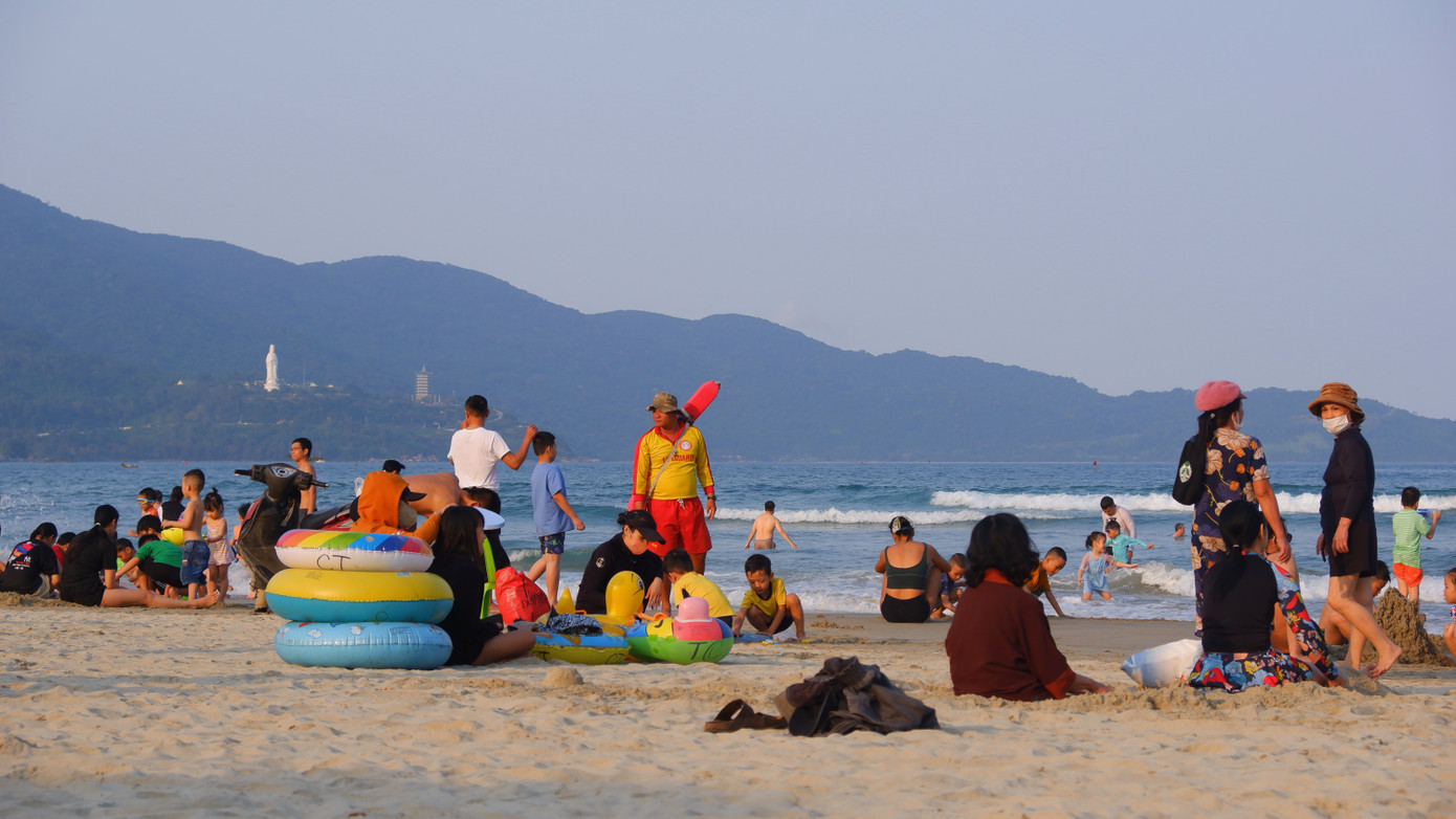 Để đảm bảo an toàn cho các du khách, tại các bãi tắm, Ban Quản lý Bán đảo Sơn Trà và các bãi biển du lịch Đà Nẵng bố trí lực lượng cứu cứu hộ cứu nạn tục trực thường xuyên trên biển và bãi tắm để nhắc nhở người dân, du khách không tắm ở những vùng nguy hiểm, sẵn sàng ứng cứu trong các trường hợp khẩn cấp. Để đảm bảo an toàn cho các du khách, tại các bãi tắm, Ban Quản lý Bán đảo Sơn Trà và các bãi biển du lịch Đà Nẵng bố trí lực lượng cứu cứu hộ cứu nạn tục trực thường xuyên trên biển và bãi tắm để nhắc nhở người dân, du khách không tắm ở những vùng nguy hiểm, sẵn sàng ứng cứu trong các trường hợp khẩn cấp.