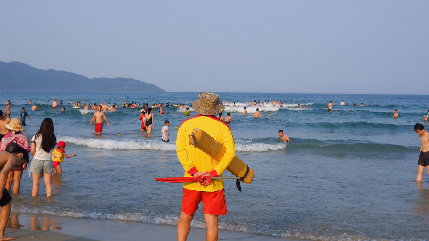 Để đảm bảo an toàn cho các du khách, tại các bãi tắm, Ban Quản lý Bán đảo Sơn Trà và các bãi biển du lịch Đà Nẵng bố trí lực lượng cứu cứu hộ cứu nạn tục trực thường xuyên trên biển và bãi tắm để nhắc nhở người dân, du khách không tắm ở những vùng nguy hiểm, sẵn sàng ứng cứu trong các trường hợp khẩn cấp. Để đảm bảo an toàn cho các du khách, tại các bãi tắm, Ban Quản lý Bán đảo Sơn Trà và các bãi biển du lịch Đà Nẵng bố trí lực lượng cứu cứu hộ cứu nạn tục trực thường xuyên trên biển và bãi tắm để nhắc nhở người dân, du khách không tắm ở những vùng nguy hiểm, sẵn sàng ứng cứu trong các trường hợp khẩn cấp.