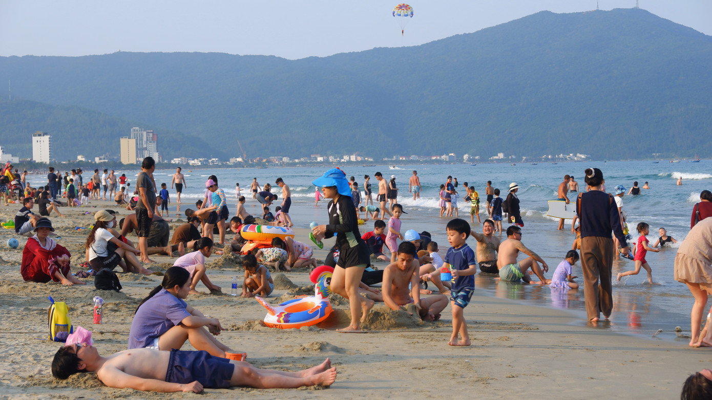 Các bãi tắm ở khu vực Mân Thái, Thọ Quang gần bán đảo Sơn Trà cũng đông nghịt người tắm. Các bãi tắm ở khu vực Mân Thái, Thọ Quang gần bán đảo Sơn Trà cũng đông nghịt người tắm.