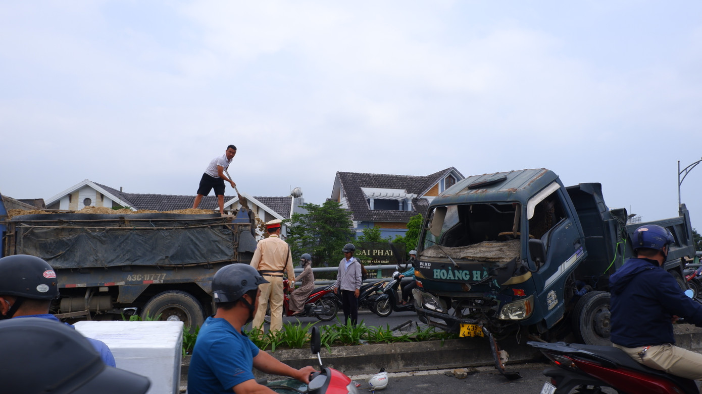 Vụ tai nạn khiến nhớt xe tải chảy loang ra đường, khiến một số xe máy trượt ngã. Cảnh sát giao thông phải khẩn trương gọi một xe tải chở cát đến để rải, chống trơn.