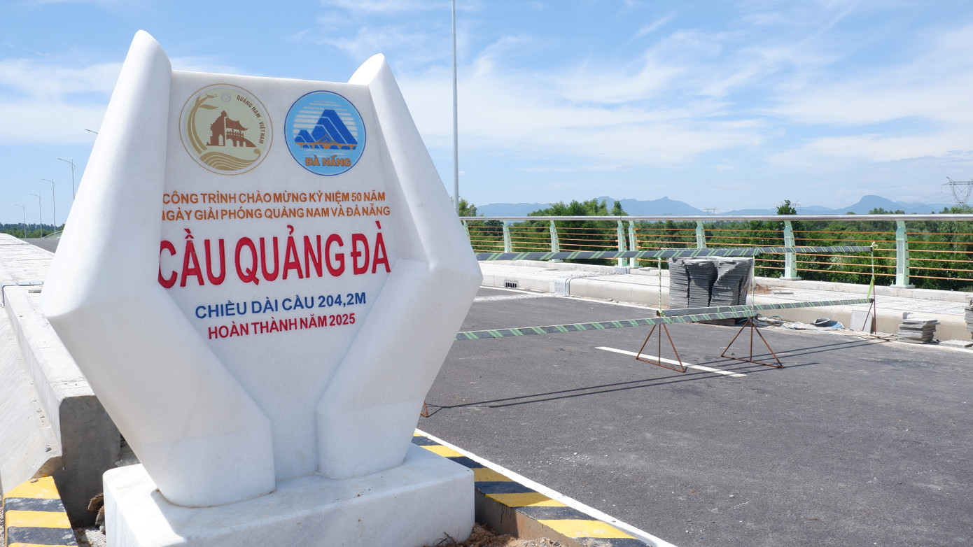 Cầu Quảng Đà dài hơn 204 m, có tổng mức đầu tư hơn 270 tỷ đồng. Sau hơn 3 tháng thông xe kỹ thuật đến nay cầu Quảng Đà vẫn bị rào chắn do chưa hoàn thành đường dẫn lên cầu, khiến người dân đi lại gặp khó khăn.