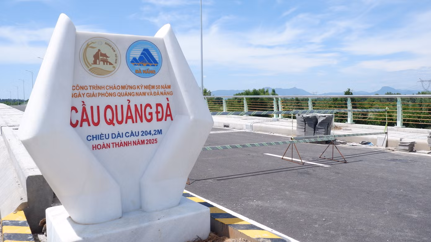 Cầu Quảng Đà dài hơn 204 m, có tổng mức đầu tư hơn 270 tỷ đồng. Sau hơn 3 tháng thông xe kỹ thuật đến nay cầu Quảng Đà vẫn bị rào chắn do chưa hoàn thành đường dẫn lên cầu, khiến người dân đi lại gặp khó khăn.