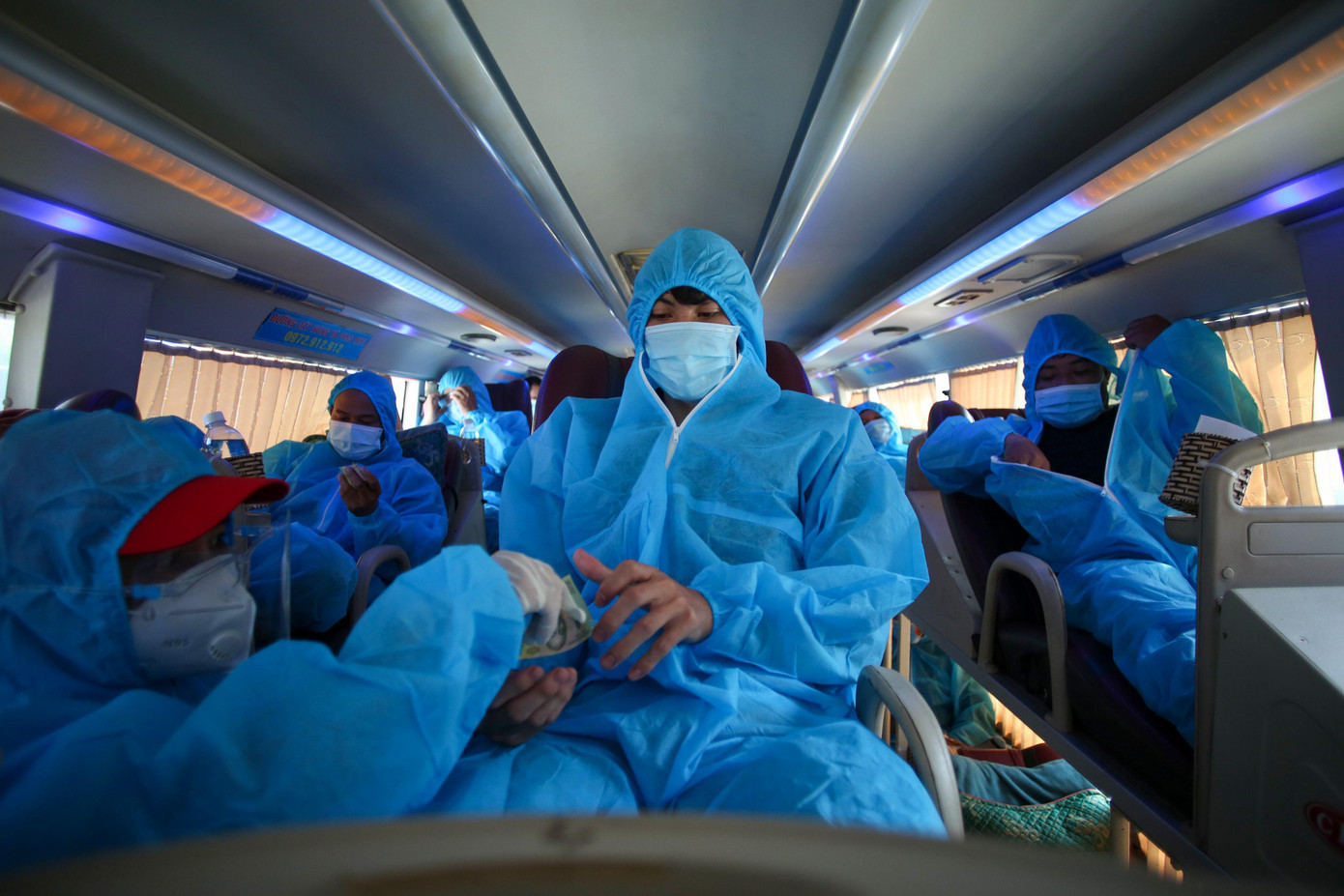 Không chỉ bố trí xe miễn phí, các nhóm tình nguyện còn phát tiền tặng mọi người để có thêm chi phí về đến quê nhà. Do phải đảm bảo khoảng cách nên các xe chỉ chở được khoảng 30 người/chuyến. Khi qua các địa phương, các xe chỉ dừng ở khu vực các chốt để người dân xuống nhận lại tài sản, khai báo y tế và thực hiện cách ly theo quy định của các địa phương. Không chỉ bố trí xe miễn phí, các nhóm tình nguyện còn phát tiền tặng mọi người để có thêm chi phí về đến quê nhà. Do phải đảm bảo khoảng cách nên các xe chỉ chở được khoảng 30 người/chuyến. Khi qua các địa phương, các xe chỉ dừng ở khu vực các chốt để người dân xuống nhận lại tài sản, khai báo y tế và thực hiện cách ly theo quy định của các địa phương.