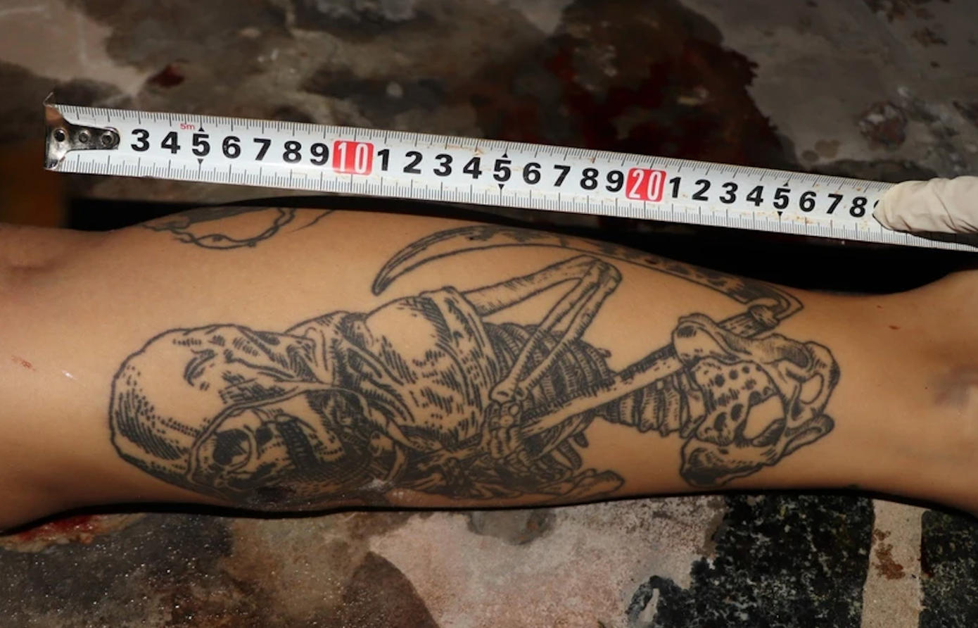 Hình xăm trên bắp chân cô gái tử vong.