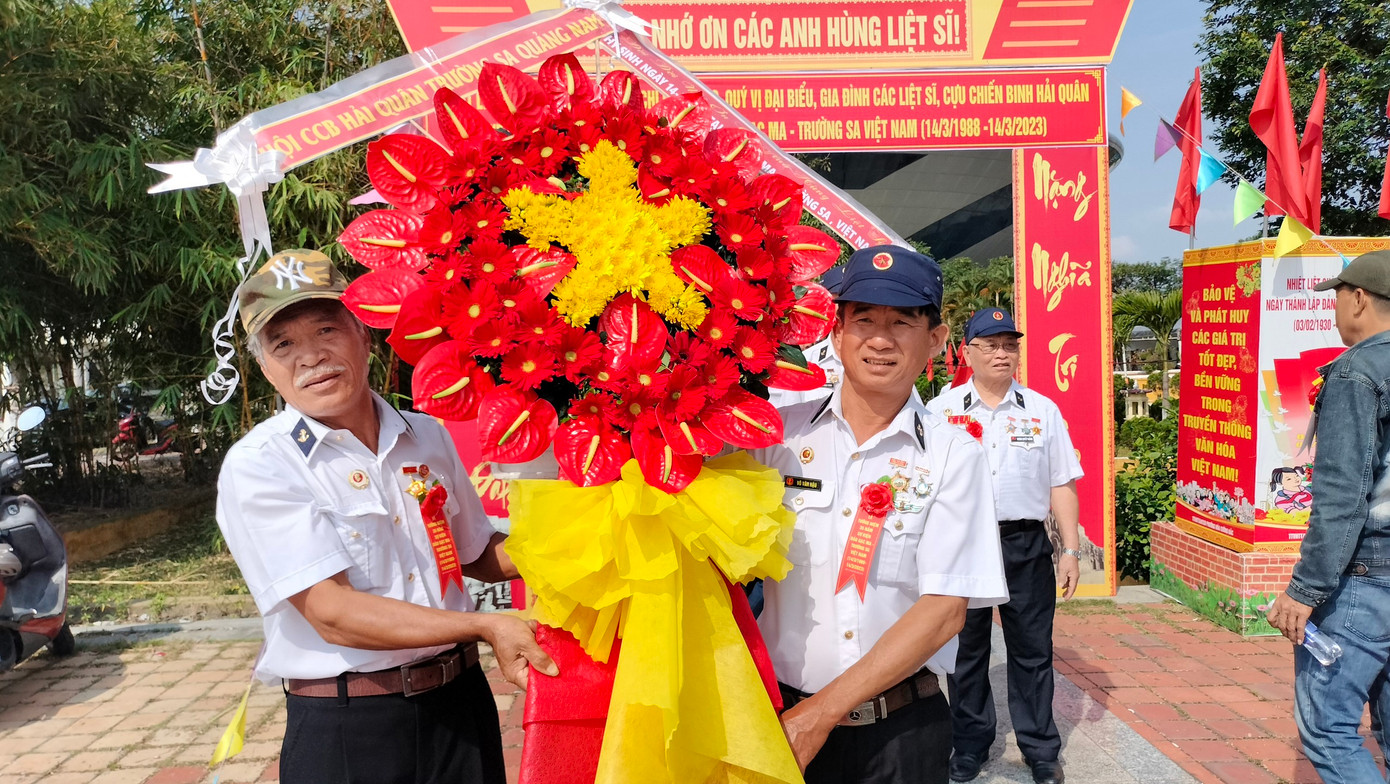 Đồng đội dâng hoa tưởng nhớ 64 liệt sĩ hy sinh ở Gạc Ma.