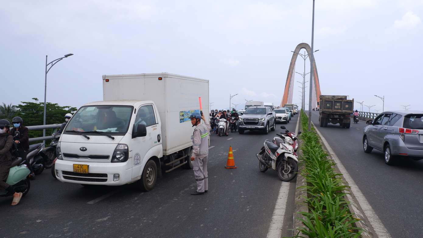 Các lực lượng được huy động để cùng với Cảnh sát giao thông tham gia điều tiết phương tiện qua cầu.