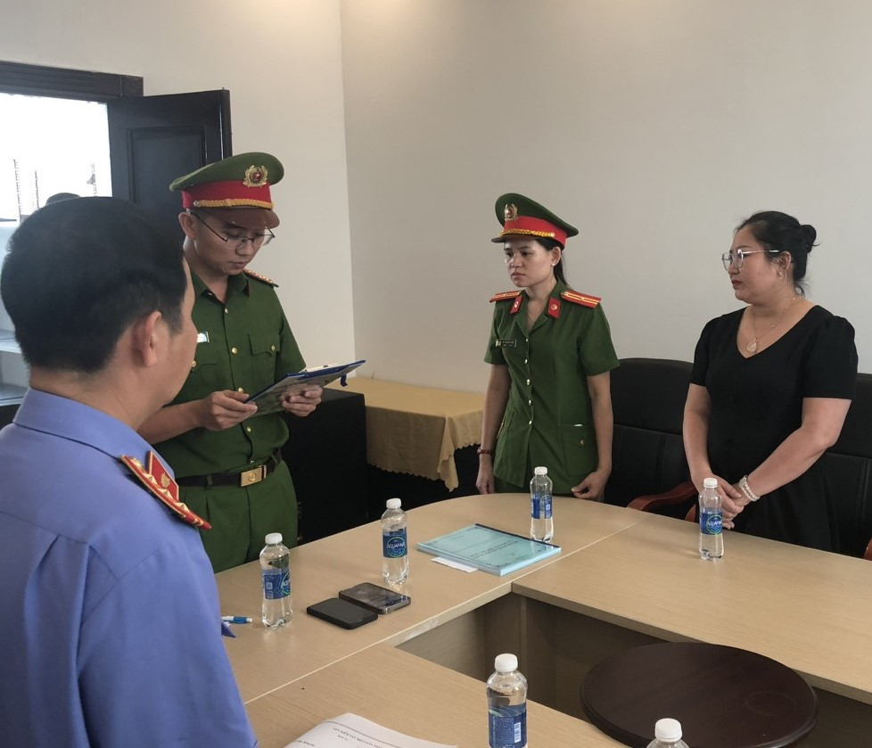 Công an thực hiện lệnh bắt đối với Phan Thị Thanh.