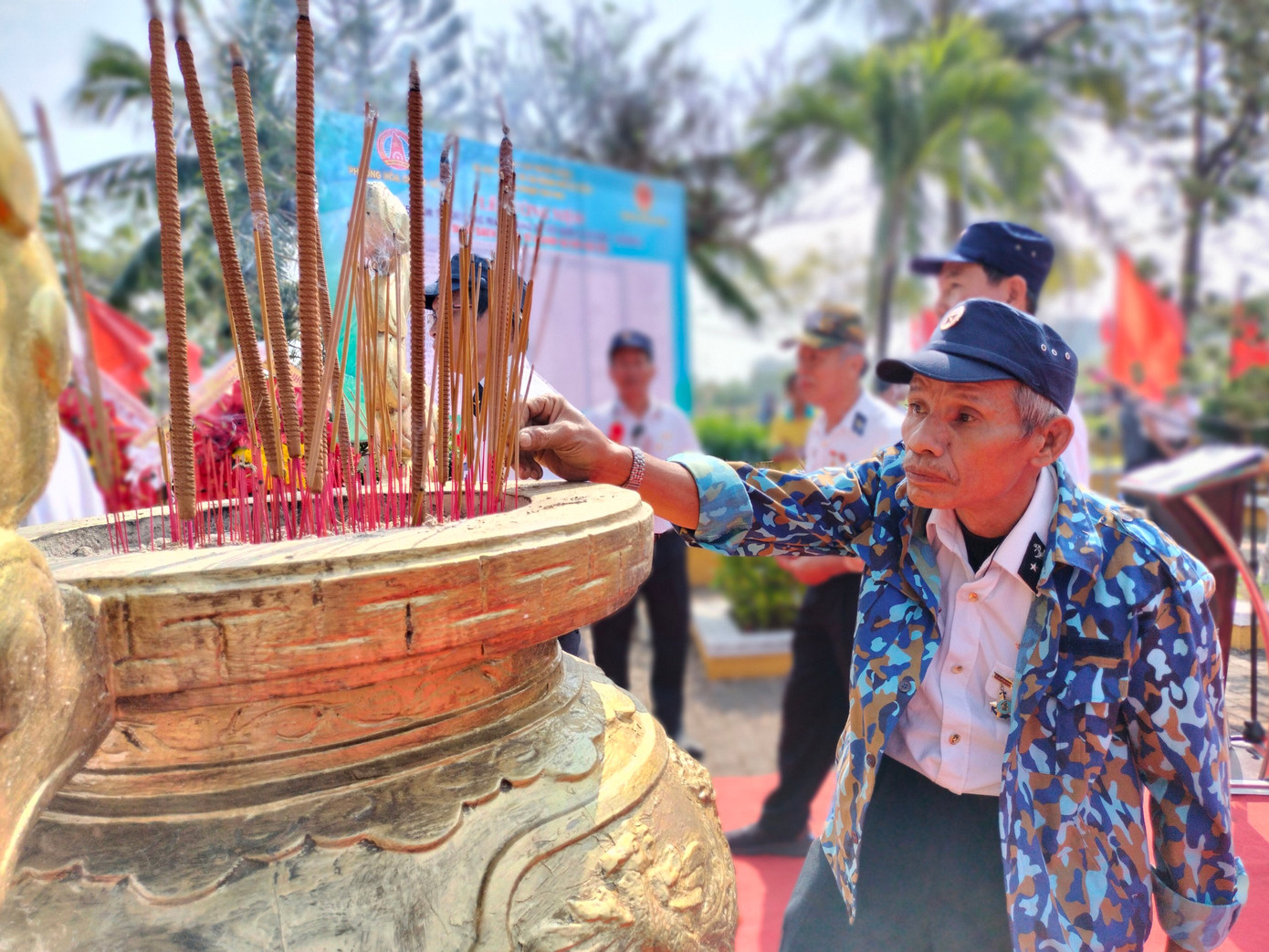 Ông Quý chia sẻ, thời gian thấm thoát qua, nhưng sự hy sinh của anh em, đồng đội luôn đau đáu trong tâm trí của những người đang sống. "64 liệt sĩ Gạc Ma đã hy sinh anh dũng vì chủ quyền biển đảo, thế hệ hôm nay và mai sau không được phép quên", ông Quý bộc bạch.