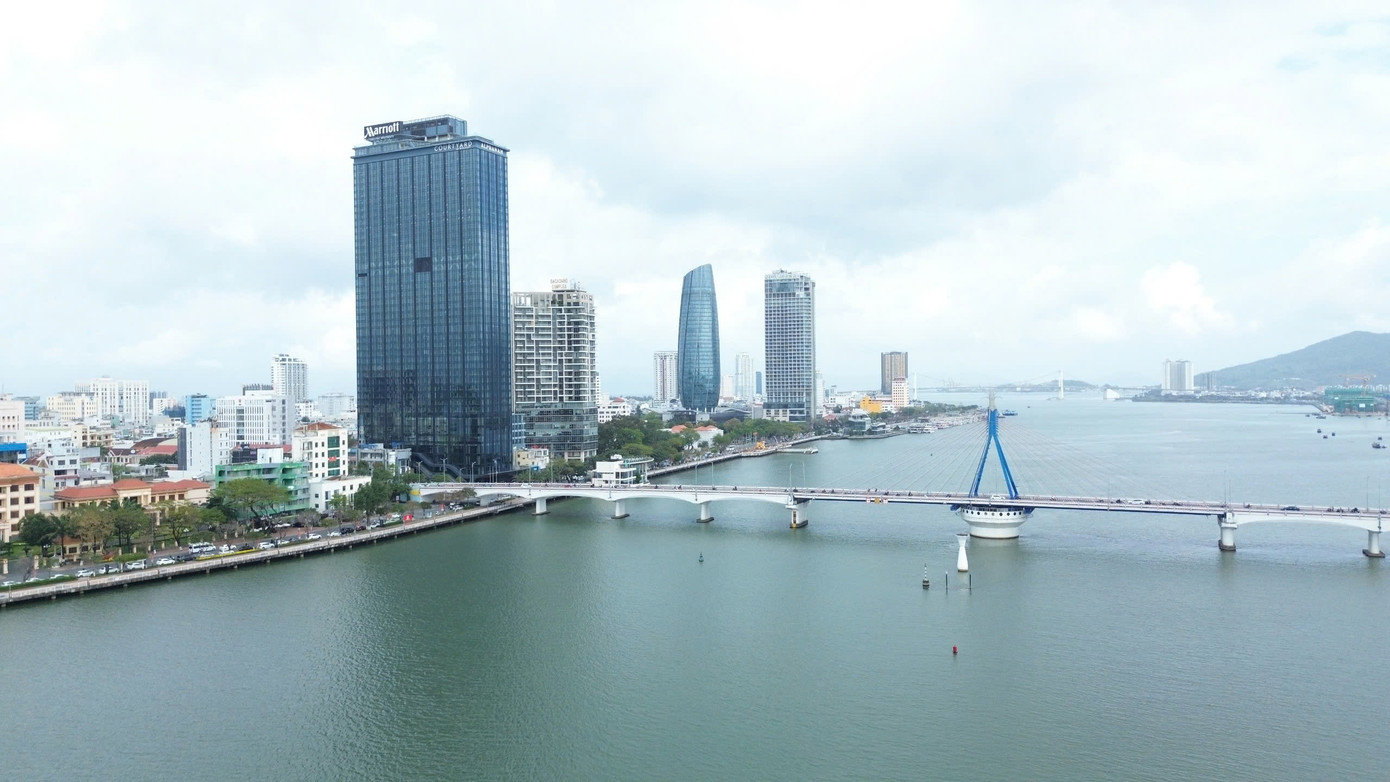 Dọc bờ sông Hàn các dự án vướng mắc cũng đã được Quốc hội cho phép Đà Nẵng tháo gỡ. Trong đó, có các dự án ở khu đất số 36 Bạch Đằng và 58 Bạch Đằng, hiện nay đã được xây dựng các khách sạn cao tầng. Dọc bờ sông Hàn các dự án vướng mắc cũng đã được Quốc hội cho phép Đà Nẵng tháo gỡ. Trong đó, có các dự án ở khu đất số 36 Bạch Đằng và 58 Bạch Đằng, hiện nay đã được xây dựng các khách sạn cao tầng.