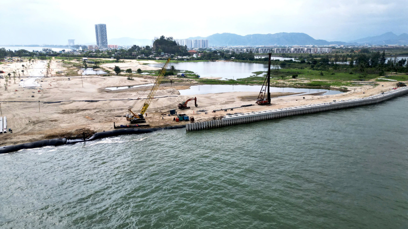 Người dân địa phương cho rằng quá trình thi công dự án khu du lịch sinh thái Nam Ô ở phía đối diện đã tác động và ảnh hưởng đến khu vực cửa sông Cu Đê, bãi biển dọc tuyến bờ kè từ nhà máy xi măng Hải Vân đến cầu Nam Ô.