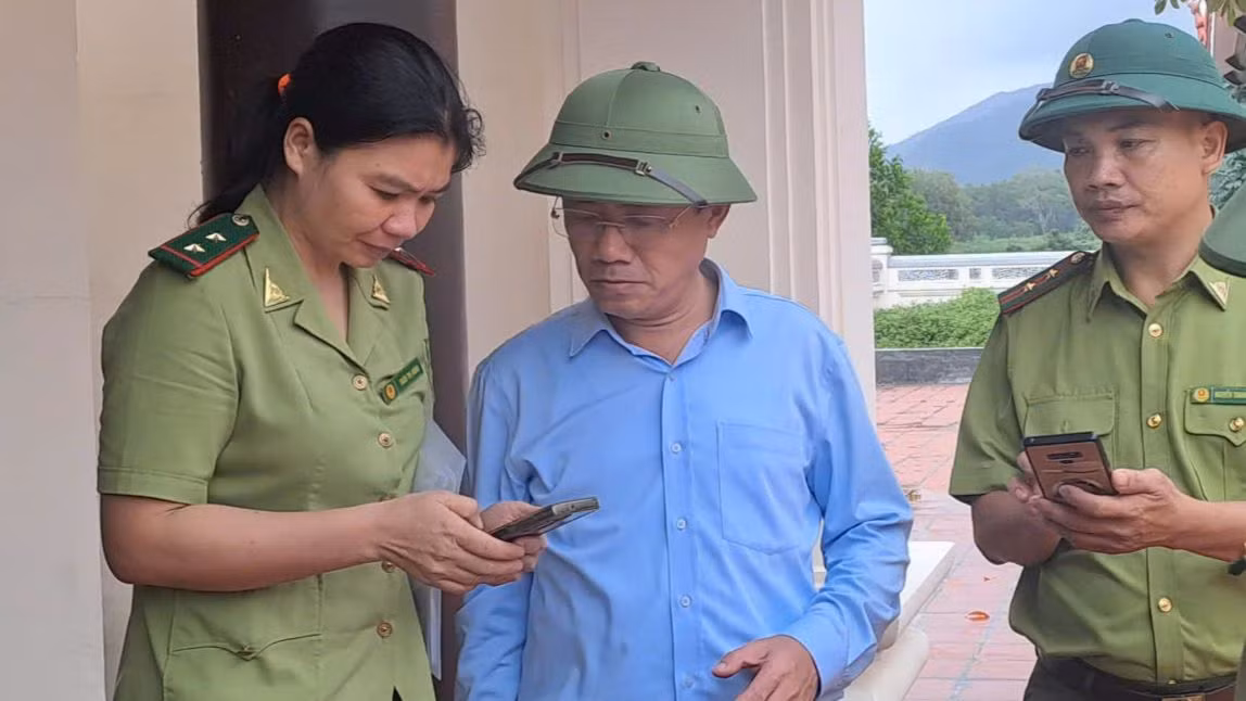 Chiều cùng ngày, ông Phạm Anh Tuấn, Chủ tịch UBND tỉnh Bình Định (ở giữa) đã có mặt tại xã Tây Phú, huyện Tây Sơn, trực tiếp chỉ đạo các lực lượng tìm kiếm máy bay quân sự bị rơi.