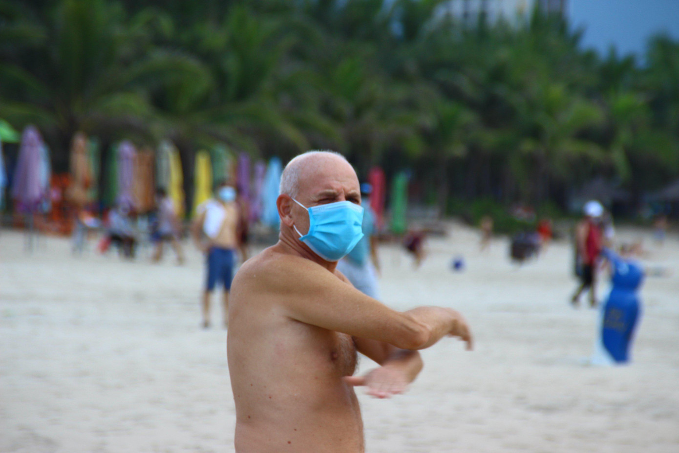 Một du khách nước ngoài ra biển Đà Nẵng để tắm biển. Một du khách nước ngoài ra biển Đà Nẵng để tắm biển.