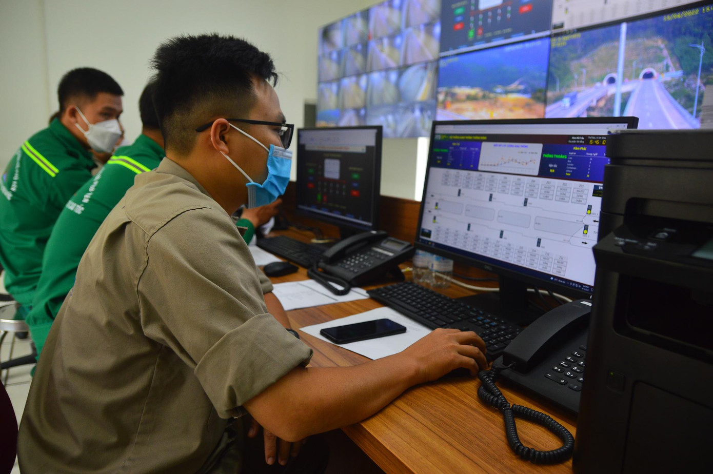 Hệ thống điện, điện chiếu sáng, quạt thông gió, phòng cháy chữa cháy và hệ thống điều khiển giao thông thông minh của hầm Mũi Trâu được Công ty CP quản lý và sửa chữa đường bộ Phú Yên và Công ty CP Tập đoàn Đèo Cả phối hợp giám sát, vận hành.