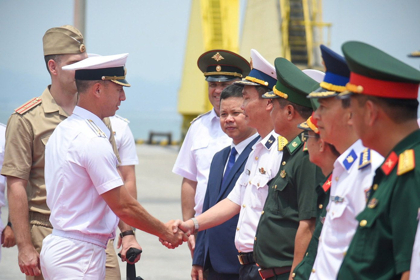 Cơ quan chức năng TP Đà Nẵng đón thủy thủ đoàn tại cảng Tiên Sa. Trong thời gian thăm Đà Nẵng, thủy thủ đoàn sẽ tham gia các hoạt động: Đặt vòng hoa tại Đài Tưởng niệm Liệt sĩ TP Đà Nẵng, chào xã giao lãnh đạo UBND TP, Bộ Tư lệnh Vùng 3 Hải quân và Bộ Tư lệnh Quân khu 5. Đồng thời, đoàn sẽ tham quan du lịch, giao lưu văn hóa với cán bộ, chiến sĩ Hải quân Vùng 3 và thực hiện huấn luyện chung.