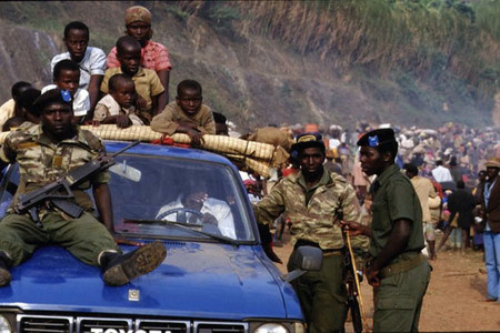 Người tị nạn và lực lượng vũ trang di chuyển bằng những chiếc Toyota Hilux. Ảnh chụp tại Rwanda năm 1994