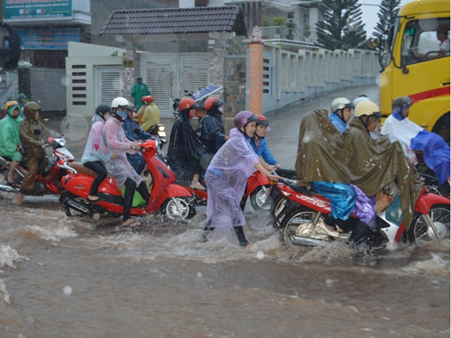 Mưa to, nước dâng cao, giao thông hỗn loạn nhưng những nữ sinh không ngại nguy hiểm đẩy xe cho người đi đường 