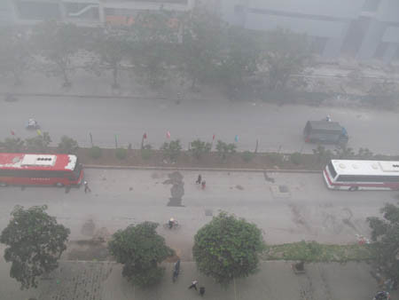 Sương phủ mọi nẻo đường giao thông. (Ảnh: TT)