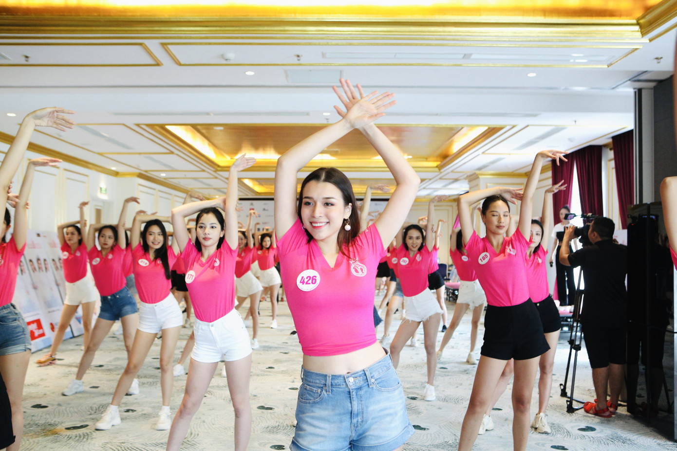 Dàn thí sinh Hoa hậu Việt Nam 2020 thả dáng trên sàn tập với những vũ điệu quyến rũ ảnh 1