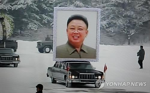 Di ảnh ông Kim Jong Il đi đầu đoàn xe tang. Ảnh: Yonhap