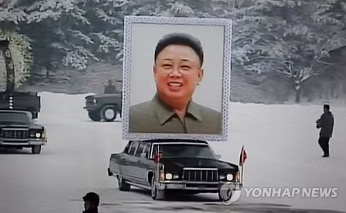 Di ảnh ông Kim Jong Il đi đầu đoàn xe tang. Ảnh: Yonhap
