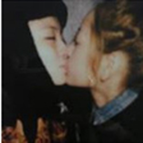 Hôm qua, cư dân mạng truyền tay nhau bức ảnh ghi lại nụ hôn đồng giới được cho là của Chi Pu và Gil Lê, cặp đôi thân thiết đã khá nhiều lần bị đặt dấu hỏi về vấn đề có hay không tình yêu đồng tính? Bài viết: http://news.zing.vn/Lo-anh-chup-nu-hon-dong-gioi-cua-Chi-Pu-va-Gil-Le-post357332.html#home_cate.tinmoi Nguồn Zing News 