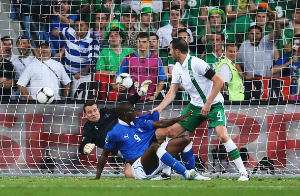 Balotelli ghi siêu phẩm ở những phút cuối trận