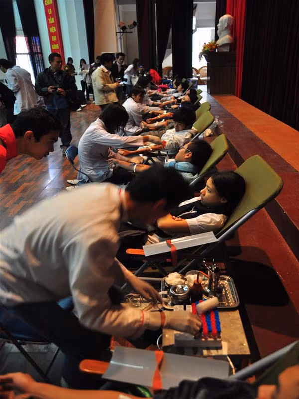 Tại ĐHQG Hà Nội, các bàn hiến máu trong Ngày Chủ nhật đỏ lần 2 luôn chật kín chỗ. Ảnh : Thuận Phong