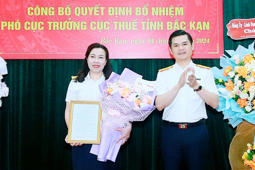 Phó Tổng Cục trưởng Vũ Chí Hùng trao quyết định và chúc mừng bà Hoàng Thị Thu Liễu giữ chức Phó Cục trưởng Cục Thuế tỉnh Bắc Kạn. Phó Tổng Cục trưởng Vũ Chí Hùng trao quyết định và chúc mừng bà Hoàng Thị Thu Liễu giữ chức Phó Cục trưởng Cục Thuế tỉnh Bắc Kạn.