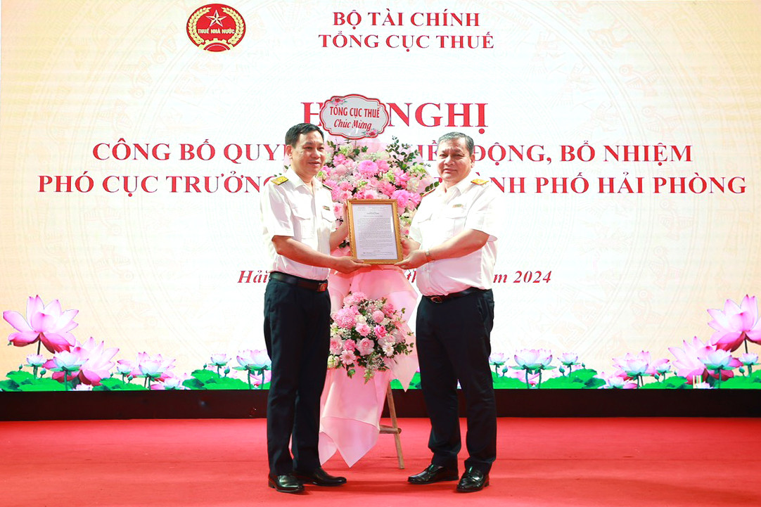 Phó Tổng Cục trưởng Phi Vân Tuấn trao quyết định điều động, bổ nhiệm ông Mai Chiến Thắng giữ chức Phó Cục trưởng Cục Thuế TP Hải Phòng. Phó Tổng Cục trưởng Phi Vân Tuấn trao quyết định điều động, bổ nhiệm ông Mai Chiến Thắng giữ chức Phó Cục trưởng Cục Thuế TP Hải Phòng.