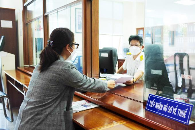 Người dân làm hồ sơ thuế tại cơ quan thuế. (Ảnh minh họa).