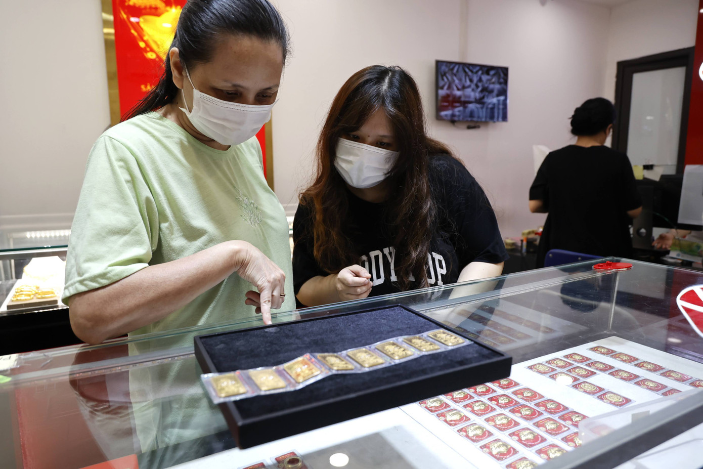 Khách hàng tìm hiểu, mua vàng tại cửa hàng vàng ở Hà Nội. (Ảnh: Như Ý). Khách hàng tìm hiểu, mua vàng tại cửa hàng vàng ở Hà Nội. (Ảnh: Như Ý).