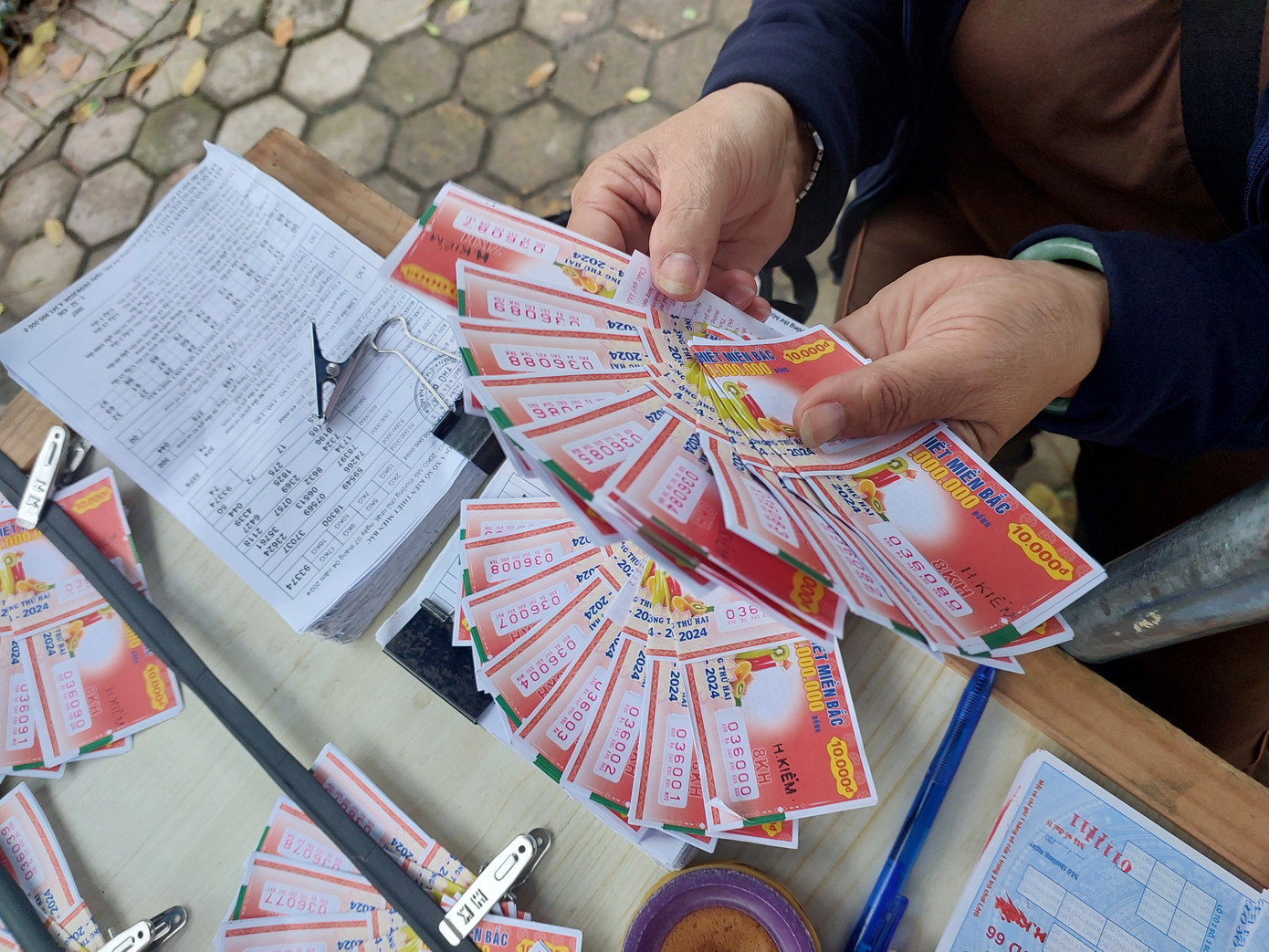 Thu ngân sách từ xổ số 5 tháng đầu năm khoảng 25.500 tỷ đồng. Trong ảnh là đại lý bán vé xổ số tại Hà Nội. Ảnh: QN. Thu ngân sách từ xổ số 5 tháng đầu năm khoảng 25.500 tỷ đồng. Trong ảnh là đại lý bán vé xổ số tại Hà Nội. Ảnh: QN.