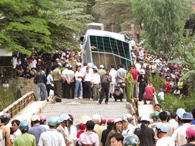 Lực lượng chức năng xử lý sự cố sập cầu. Ảnh: KN Lực lượng chức năng xử lý sự cố sập cầu. Ảnh: KN