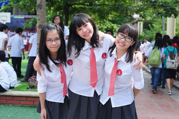 Bộ đồng phục của Marie Curie Hà Nội trông rất giống đồng phục của tiếp viên hàng không và được đánh giá là một trong những kiểu đồng phục đẹp nhất các trường trung học miền Bắc