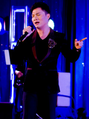 Quang Linh hát ở San Jose