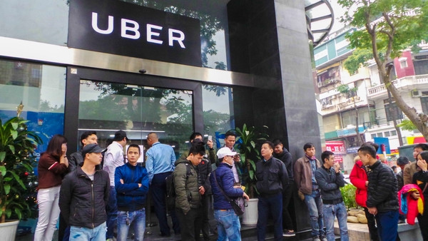 Tài xế Uber, Grab lo vỡ nợ dù 'cày' cật lực ảnh 1