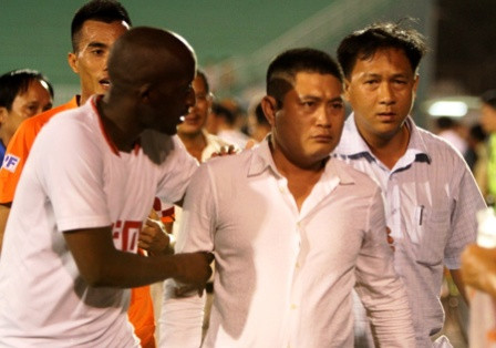 Anh em bầu Thụy (giữa) mua lại Navibank.SG cũng chỉ để tạo thế cân bằng với hai đội bóng Hà Nội.T&T, SHB.Đà Nẵng được cho vẫn thuộc về bầu Hiển 