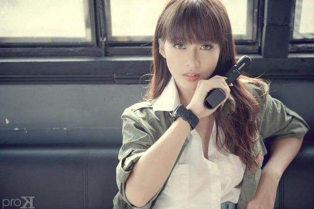  Tên khai sinh của Cô nàng boxing Khả Ngân là Trần Thị Kim Ngân. Không chỉ xinh đẹp Khả Ngân còn sở hữu 1 bảng thành tích khá dài về các môn thể thao. Đặc biệt, hot girl này còn là học sinh giỏi 9 năm liền