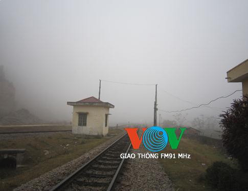 Cả hai tuyến đường sắt và bộ đều chìm trong sương mù. Cả hai tuyến đường sắt và bộ đều chìm trong sương mù