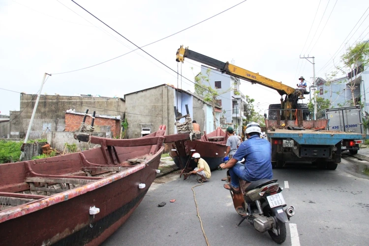 Ngư dân sử dụng phương tiện chuyên dụng di chuyển tàu thuyền vào sâu trong bờ 