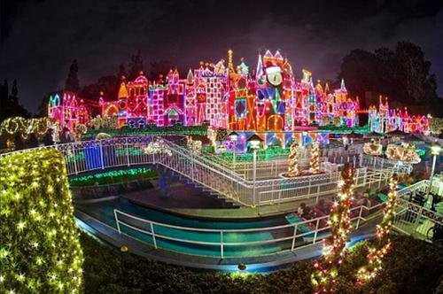 Thế giới màu sắc tuyệt đẹp ở đài phun nước Lâu đài lung linh sắc màu của Công chúa ngủ trong rừng Mặt ngoài của Thế giới thu nhỏ được lắp đặt hàng ngàn bóng đèn đủ màu sắc để thắp sáng trong suốt lễ Giáng sinh Góc nhìn qua cây thông Noel cao 18,2m đến Cây thông cao 18,2m cùng những hộp quà xinh xắn đầy sắc màu tạo nên một không khí đặc biệt của Giáng sinh Lâu đài công chúa ngủ trong rừng được trang hoàng với hàng ngàn bóng đèn băng tuyết cho mùa Giáng sinh Khung cảnh phim Lâu đài ma ám của đạo diễn Tim Burton kết hợp cùng Halloween làm tăng thêm sự thú vị và rùng rợn cho mùa Giáng sinh.