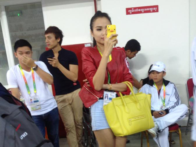 Người đẹp “diện” một chiếc quần short bò màu xanh nhạt ngắn cũn cỡn. dfsdfsd