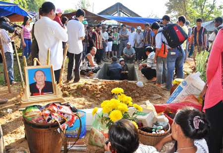 Chuẩn bị đặt thi hài vua Voi vào lòng đất