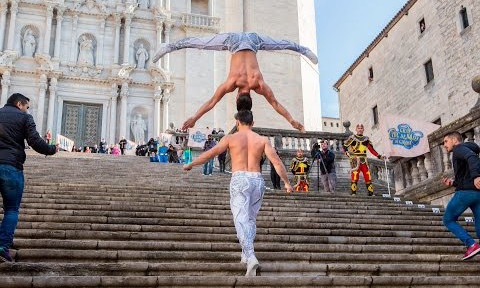 Video 'hot': Bố nhanh như cắt cứu mạng 2 con trước đầu ôtô mất lái ảnh 3