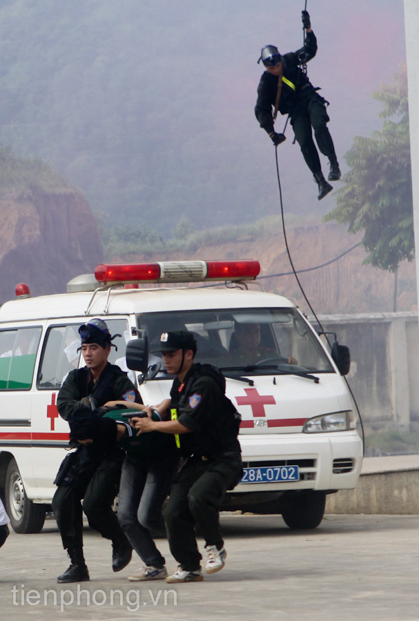 LL cảnh sát khống chế bọn khủng bố.