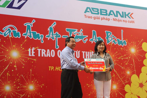 Phó TGĐ ABBANK – Ông Nguyễn Công Cảnh trao tặng 20 triệu đồng ủng hộ TT Thạnh Lộc sắm sửa đón Tết.