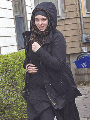 Katherine Russell ăn mặc giống như tín đồ Hồi giáo. Ảnh: Polaris