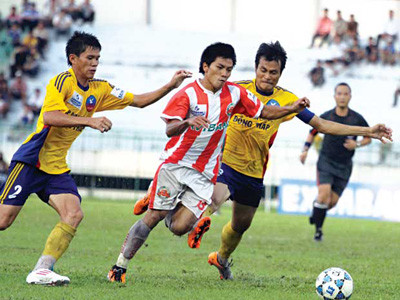 Sau những đồn đoán Quang Hải (áo sọc) muốn về Khánh Hoà, phía Navibank Sài Gòn “đồn lại” rằng muốn đi cứ đi miễn trả lại đủ tiền. Ảnh: Tất Đạt Sau những đồn đoán Quang Hải (áo sọc) muốn về Khánh Hoà, phía Navibank Sài Gòn “đồn lại” rằng muốn đi cứ đi miễn trả lại đủ tiền