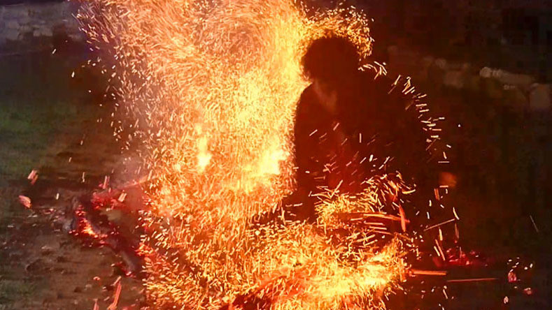 Trước khi nhảy lửa, các chàng trai phải thực hiện điều gì?